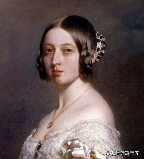 英国政府禁止出口,陪伴维多利亚59年,这顶女王最 不起眼 的冠冕,大有来头